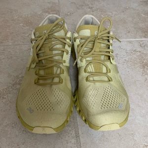 Size 8.5 / On Cloud Helion